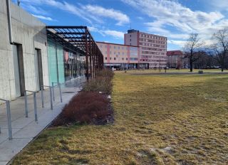 B1a_pohled_od_silnice_pred_realizaci_fotoMichaelaMENCLOVÁ